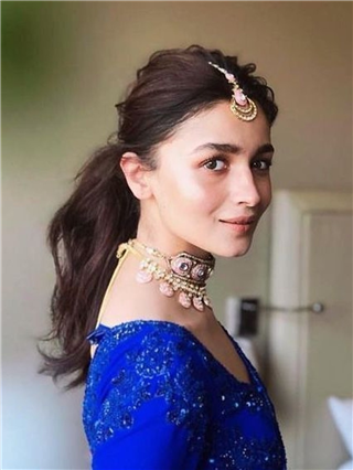 साडी नेसल्यावर कशी हेअरस्टाईल करावी? आलिया भटकडून घ्या आयडिया - Marathi News | साडी नेसल्यावर कशी हेअरस्टाईल करावी? आलिया भटकडून घ्या आयडिया | Latest Photos at Lokmat.com