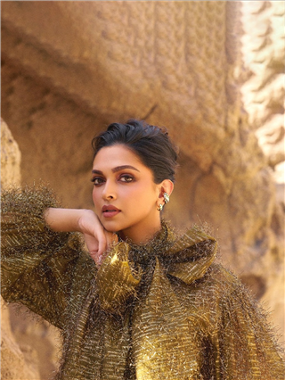 गोल्डन ड्रेसमध्ये दुआच्या आईच्या किलर अदा! - Marathi News | गोल्डन ड्रेसमध्ये दुआच्या आईच्या किलर अदा! | Latest Photos at Lokmat.com