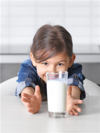 लहान मुलांसाठी दूध पिण्याची योग्य वेळ कोणती? - Marathi News | लहान मुलांसाठी दूध पिण्याची योग्य वेळ कोणती? | Latest Photos at Lokmat.com