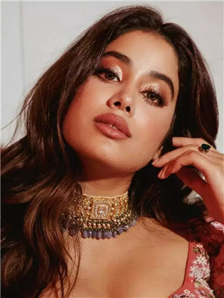 जान्हवी कपूरच्या फेवरेट ६ लिपस्टिक शेड्स, होटों पे ऐसी बात... - Marathi News | जान्हवी कपूरच्या फेवरेट ६ लिपस्टिक शेड्स, होटों पे ऐसी बात... | Latest Photos at Lokmat.com