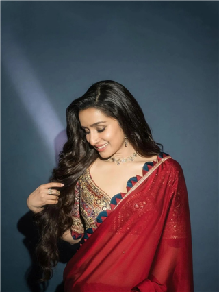 श्रद्धा कपूरच्या सिझलिंग साड्या! 'अशी ' करा स्टाईल... - Marathi News | श्रद्धा कपूरच्या सिझलिंग साड्या! 'अशी ' करा स्टाईल... | Latest Photos at Lokmat.com