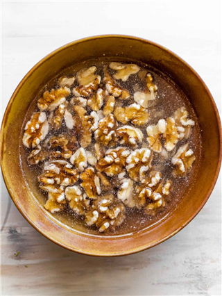 रोज भिजवलेले अक्रोड खा, भरमसाठ फायदे मिळवा! - Marathi News | रोज भिजवलेले अक्रोड खा, भरमसाठ फायदे मिळवा! | Latest Photos at Lokmat.com