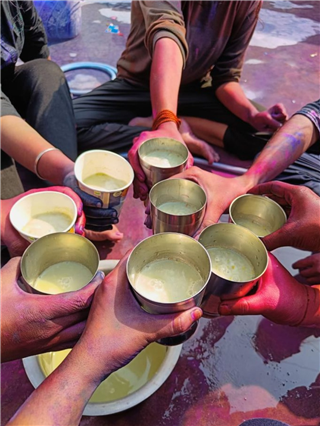 होळीच्या शुभेच्छांना 'असा' द्या पर्सनल टच! - Marathi News | होळीच्या शुभेच्छांना 'असा' द्या पर्सनल टच! | Latest Photos at Lokmat.com