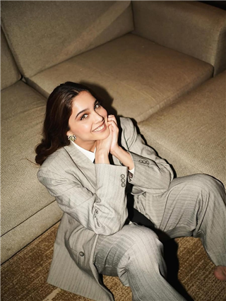 मराठमोळ्या अभिनेत्रीचा बॉसी लूक! - Marathi News | मराठमोळ्या अभिनेत्रीचा बॉसी लूक! | Latest Photos at Lokmat.com