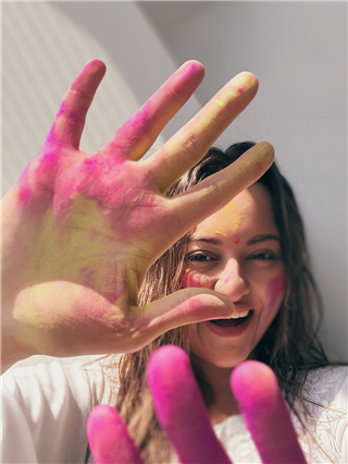 सोनाक्षी सिन्हाने जहीर इक्बालशिवाय साजरी केली होळी - Marathi News | सोनाक्षी सिन्हाने जहीर इक्बालशिवाय साजरी केली होळी | Latest Photos at Lokmat.com