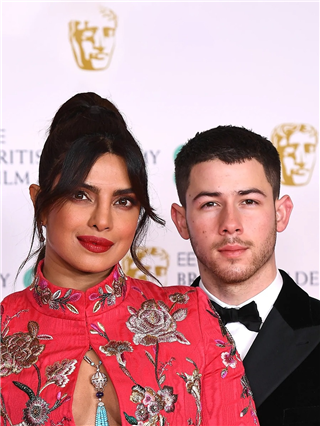 स्वत:पेक्षा कमी वयाचा नवरा निवडणाऱ्या बॉलीवूड अभिनेत्री - Marathi News | स्वत:पेक्षा कमी वयाचा नवरा निवडणाऱ्या बॉलीवूड अभिनेत्री | Latest Photos at Lokmat.com