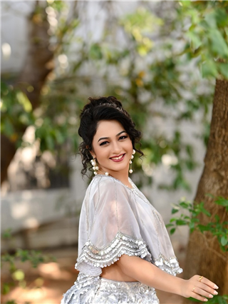 Girija Prabhu : जरा हसली, जरा खुलली...! - Marathi News | Girija Prabhu : जरा हसली, जरा खुलली...! | Latest Photos at Lokmat.com