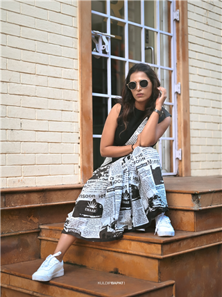 वृत्तपत्रांची बनवली साडी! मराठी अभिनेत्रीची अनोखी 'प्रिंट फॅशन' - Marathi News | वृत्तपत्रांची बनवली साडी! मराठी अभिनेत्रीची अनोखी 'प्रिंट फॅशन' | Latest Photos at Lokmat.com