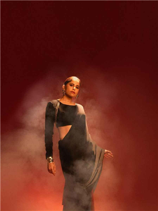 वुमन इन ब्लॅक! - Marathi News | वुमन इन ब्लॅक! | Latest Photos at Lokmat.com