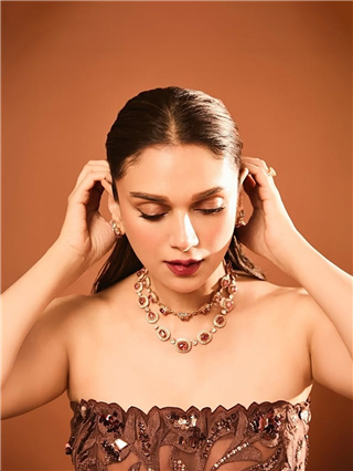 राजघराण्यातून आलेली 'ही' अभिनेत्री गाजवतेय बॉलिवूड! - Marathi News | राजघराण्यातून आलेली 'ही' अभिनेत्री गाजवतेय बॉलिवूड! | Latest Photos at Lokmat.com