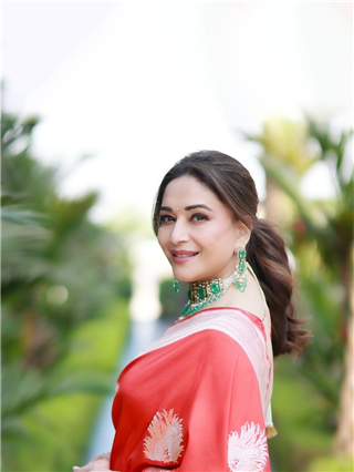 अमेरिकेत जवळपास १२ वर्ष राहिल्यानंतर माधुरी दीक्षित का परतली भारतात? - Marathi News | अमेरिकेत जवळपास १२ वर्ष राहिल्यानंतर माधुरी दीक्षित का परतली भारतात? | Latest Photos at Lokmat.com