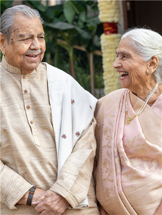 तू अभी तक है हसीन और मै जवान! आजी-आजोबांचे ‘असेही’ लग्न! - Marathi News | तू अभी तक है हसीन और मै जवान! आजी-आजोबांचे ‘असेही’ लग्न! | Latest Photos at Lokmat.com