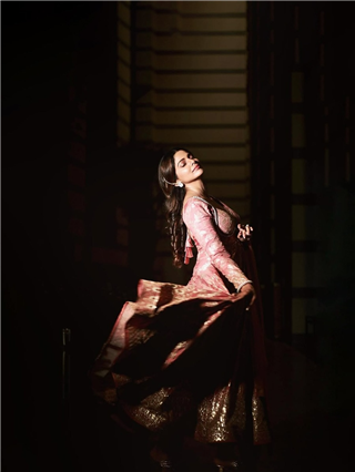 पूजा सावंतचं गुलाबी प्रेम - Marathi News | पूजा सावंतचं गुलाबी प्रेम | Latest Photos at Lokmat.com