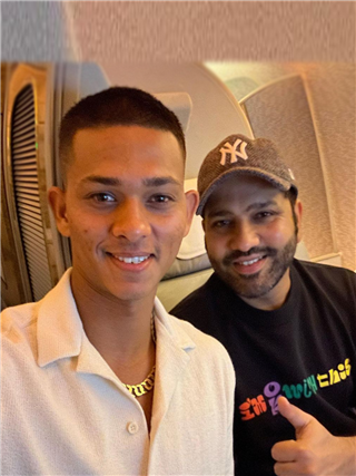 टीम इंडियात 'यशस्वी' झेप; जैस्वाल कर्णधार रोहितसोबत इंग्लंडला रवाना - Marathi News | टीम इंडियात 'यशस्वी' झेप; जैस्वाल कर्णधार रोहितसोबत इंग्लंडला रवाना | Latest Photos at Lokmat.com