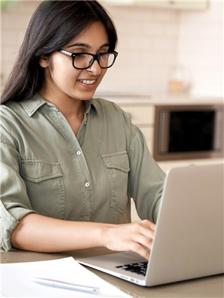 ऑफिसमध्ये बसल्या बसल्या वजन वाढवणाऱ्या १० चुका... - Marathi News | ऑफिसमध्ये बसल्या बसल्या वजन वाढवणाऱ्या १० चुका... | Latest Photos at Lokmat.com