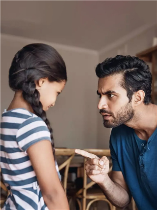 मुलांसमोर पालकांनी चुकूनही करू नयेत ८ गोष्टी... - Marathi News | मुलांसमोर पालकांनी चुकूनही करू नयेत ८ गोष्टी... | Latest Photos at Lokmat.com