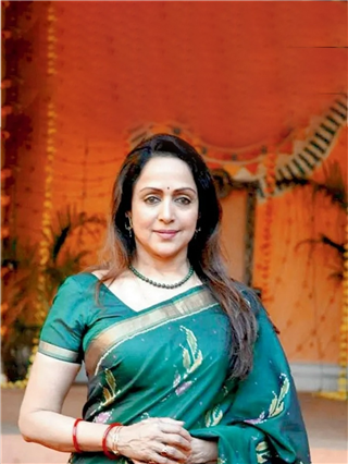 प्रेग्नंट हेमा मालिनींना भेटताच सासूची अशी होती प्रतिक्रिया! - Marathi News | प्रेग्नंट हेमा मालिनींना भेटताच सासूची अशी होती प्रतिक्रिया! | Latest Photos at Lokmat.com