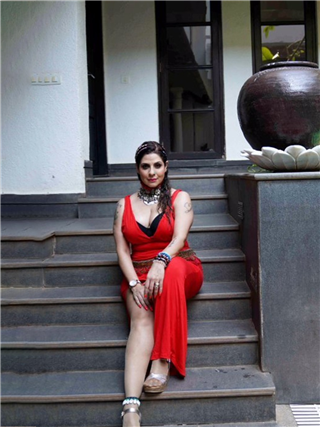 चालताही येईना... हाय हिल्समुळे अभिनेत्रीला झाला गंभीर आजार - Marathi News | चालताही येईना... हाय हिल्समुळे अभिनेत्रीला झाला गंभीर आजार | Latest Photos at Lokmat.com