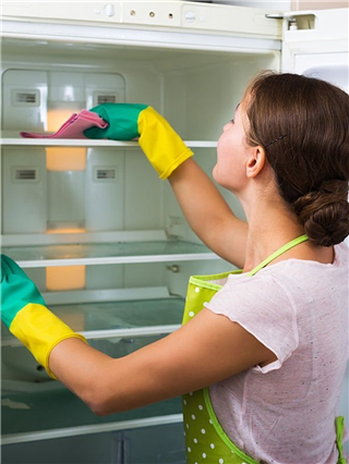 फ्रिजवरील काळे - पिवळे हट्टी डाग घालवण्यासाठी ७ सोपे उपाय... - Marathi News | फ्रिजवरील काळे - पिवळे हट्टी डाग घालवण्यासाठी ७ सोपे उपाय... | Latest Photos at Lokmat.com