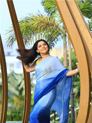 नभं उतरू आलं...'अप्सरे'नं निळ्या साडीत केलं घायाळ! - Marathi News | नभं उतरू आलं...'अप्सरे'नं निळ्या साडीत केलं घायाळ! | Latest Photos at Lokmat.com