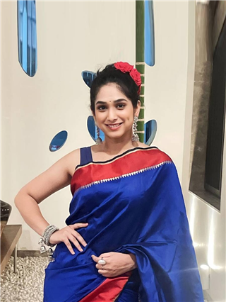 केसात गुलाब अन् गालावर खळी! - Marathi News | केसात गुलाब अन् गालावर खळी! | Latest Photos at Lokmat.com