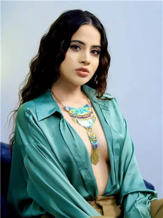 उर्फीचा नवा अवतार; चक्क ६ शर्ट घातलेला डिझाईन लूक - Marathi News | उर्फीचा नवा अवतार; चक्क ६ शर्ट घातलेला डिझाईन लूक | Latest Photos at Lokmat.com