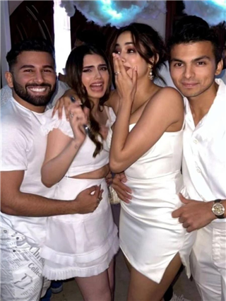 हॉट जान्हवीची कुल व्हाईट पार्टी - Marathi News | हॉट जान्हवीची कुल व्हाईट पार्टी | Latest Photos at Lokmat.com