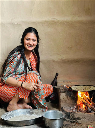 PICS : चुलीवरची भाकरी...! नृत्यांगना गौतमी पाटील स्पेशल - Marathi News | PICS : चुलीवरची भाकरी...! नृत्यांगना गौतमी पाटील स्पेशल | Latest Photos at Lokmat.com