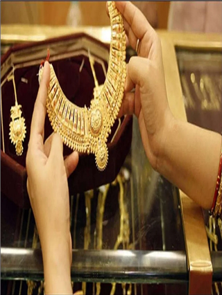 Gold-Silver Rate : सोनं पुन्हा चमकलं, चांदीही महागली; पाहा लेटेस्ट दर - Marathi News | Gold-Silver Rate : सोनं पुन्हा चमकलं, चांदीही महागली; पाहा लेटेस्ट दर | Latest Photos at Lokmat.com