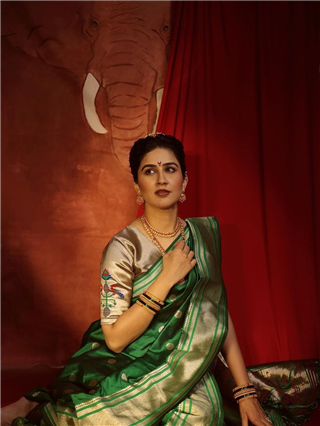 नऊवारी साडी, नाकात नथ, कपाळावर चंद्रकोर; वैदेहीचा मराठमोळ साज ! - Marathi News | नऊवारी साडी, नाकात नथ, कपाळावर चंद्रकोर; वैदेहीचा मराठमोळ साज ! | Latest Photos at Lokmat.com