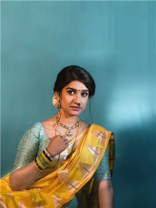 पिवळ्या रंगाच्या नववारी साडीत खुललं रसिका सुनीलचं सौंदर्य - Marathi News | पिवळ्या रंगाच्या नववारी साडीत खुललं रसिका सुनीलचं सौंदर्य | Latest Photos at Lokmat.com