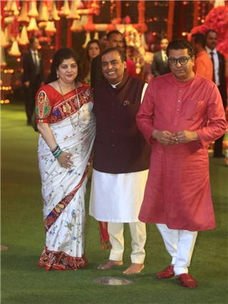 मुकेश अंबानींच्या घरी सेलिब्रिटींचा उत्सव - Marathi News | मुकेश अंबानींच्या घरी सेलिब्रिटींचा उत्सव | Latest Photos at Lokmat.com