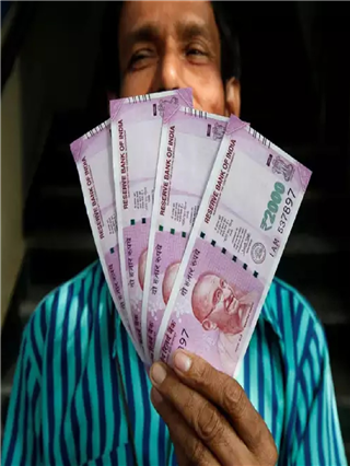 भारतीय लोक बचतीत मागे अन् खर्चात पुढे; RBI ने व्यक्त केली चिंता - Marathi News | भारतीय लोक बचतीत मागे अन् खर्चात पुढे; RBI ने व्यक्त केली चिंता | Latest Photos at Lokmat.com