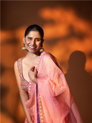 परमसुंदरी..!! सई ताम्हणकरचं लेहंग्यात झक्कास फोटोशूट - Marathi News | परमसुंदरी..!! सई ताम्हणकरचं लेहंग्यात झक्कास फोटोशूट | Latest Photos at Lokmat.com