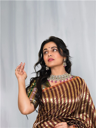 परी म्हणू की सुंदरा...प्रार्थना बेहेरेचा गोल्डन लूक ! - Marathi News | परी म्हणू की सुंदरा...प्रार्थना बेहेरेचा गोल्डन लूक ! | Latest Photos at Lokmat.com