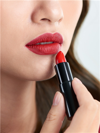 लिपस्टिक लावल्याने ओठ फुटू नये म्हणून ८ सोपे उपाय... - Marathi News | लिपस्टिक लावल्याने ओठ फुटू नये म्हणून ८ सोपे उपाय... | Latest Photos at Lokmat.com