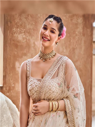 PHOTOS : सारा तेंडुलकरचा लेहेंग्यात 'राणी'सारखा साज - Marathi News | PHOTOS : सारा तेंडुलकरचा लेहेंग्यात 'राणी'सारखा साज | Latest Photos at Lokmat.com