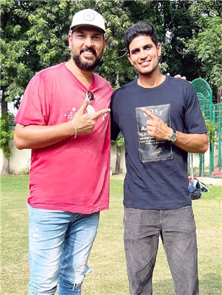 'उभा राहा, मी आजारपणात विश्वचषक खेळलोय', युवराजने गिलला केले मोटिव्हेट - Marathi News | 'उभा राहा, मी आजारपणात विश्वचषक खेळलोय', युवराजने गिलला केले मोटिव्हेट | Latest Photos at Lokmat.com