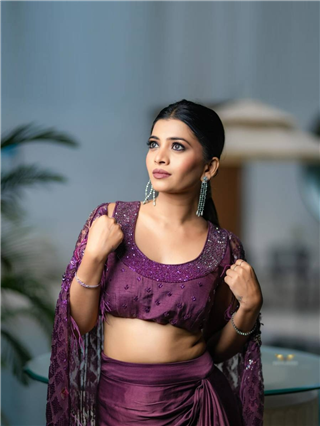 रुचिराचे फोटो पाहून आईने तिची दृष्ट काढली, म्हणाली,... - Marathi News | रुचिराचे फोटो पाहून आईने तिची दृष्ट काढली, म्हणाली,... | Latest Photos at Lokmat.com