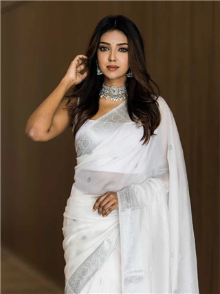 उगवली शुक्राची चांदणी! पाहा पांढऱ्या साडीतले ‘क्लासी’लूक! - Marathi News | उगवली शुक्राची चांदणी! पाहा पांढऱ्या साडीतले ‘क्लासी’लूक! | Latest Photos at Lokmat.com