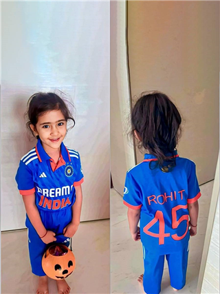 PICS : भारताच्या जर्सीत रोहितची 'लेक', रितिकाने शेअर केली झलक - Marathi News | PICS : भारताच्या जर्सीत रोहितची 'लेक', रितिकाने शेअर केली झलक | Latest Photos at Lokmat.com