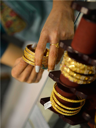 धनत्रयोदशीला सोनं खरेदी करणार असाल तर लक्षात ठेवा 'या' ५ गोष्टी - Marathi News | धनत्रयोदशीला सोनं खरेदी करणार असाल तर लक्षात ठेवा 'या' ५ गोष्टी | Latest Photos at Lokmat.com