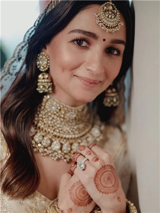 आलिया ते परिणिती- बघा मिनिमम मेहेंदीचा लग्नातला नवा ट्रेण्ड - Marathi News | आलिया ते परिणिती- बघा मिनिमम मेहेंदीचा लग्नातला नवा ट्रेण्ड | Latest Photos at Lokmat.com