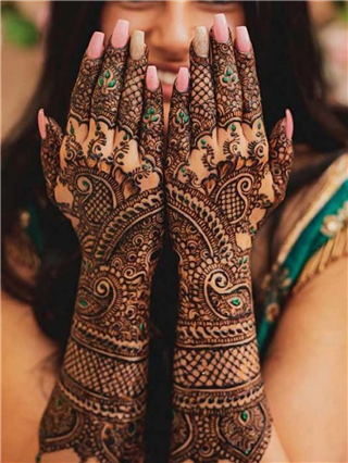 सणासुदीसाठी हातांवर मेहेंदी काढताय, गडद रंग येण्यासाठी १० सोपे पर्याय. - Marathi News | सणासुदीसाठी हातांवर मेहेंदी काढताय, गडद रंग येण्यासाठी १० सोपे पर्याय. | Latest Photos at Lokmat.com