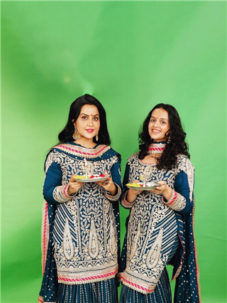 Diwali 2023 : 'सेम टू सेम', अमृता फडणवीसांचं लेकीबरोबर ट्विनिंग - Marathi News | Diwali 2023 : 'सेम टू सेम', अमृता फडणवीसांचं लेकीबरोबर ट्विनिंग | Latest Photos at Lokmat.com