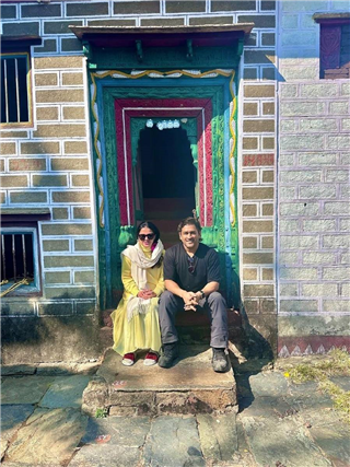 PICS : एकीकडे सेमीफायनलचा थरार अन् कॅप्टन कूल धोनीची पत्नीसह भटकंती - Marathi News | PICS : एकीकडे सेमीफायनलचा थरार अन् कॅप्टन कूल धोनीची पत्नीसह भटकंती | Latest Photos at Lokmat.com