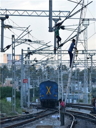 'या' इंजिनिअरिंग कंपनीला रेल्वेकडून मिळालं कंत्राट, शेअर्समध्ये तेजी - Marathi News | 'या' इंजिनिअरिंग कंपनीला रेल्वेकडून मिळालं कंत्राट, शेअर्समध्ये तेजी | Latest Photos at Lokmat.com