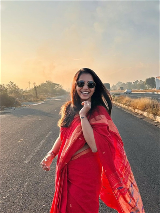 लाल साडी, डोळ्यावर गॉगल; सायली संजीवचा जबरदस्त 'मराठी swag' - Marathi News | लाल साडी, डोळ्यावर गॉगल; सायली संजीवचा जबरदस्त 'मराठी swag' | Latest Photos at Lokmat.com