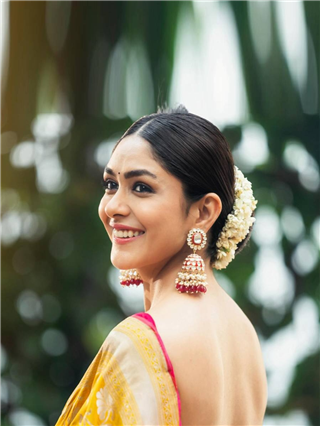 मृणाल ठाकुरचा मराठमोळा लूक! - Marathi News | मृणाल ठाकुरचा मराठमोळा लूक! | Latest Photos at Lokmat.com