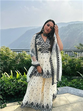 'इन वादियों में...' सोनाक्षीचा नखरेल अंदाज - Marathi News | 'इन वादियों में...' सोनाक्षीचा नखरेल अंदाज | Latest Photos at Lokmat.com